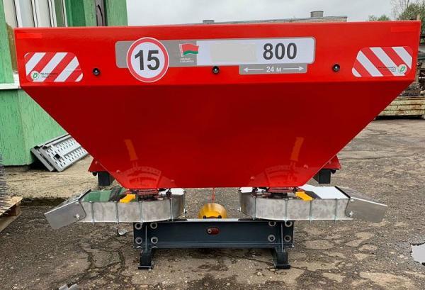 Садовый разбрасыватель минеральных удобрений 800 - 1200 литров с тентом